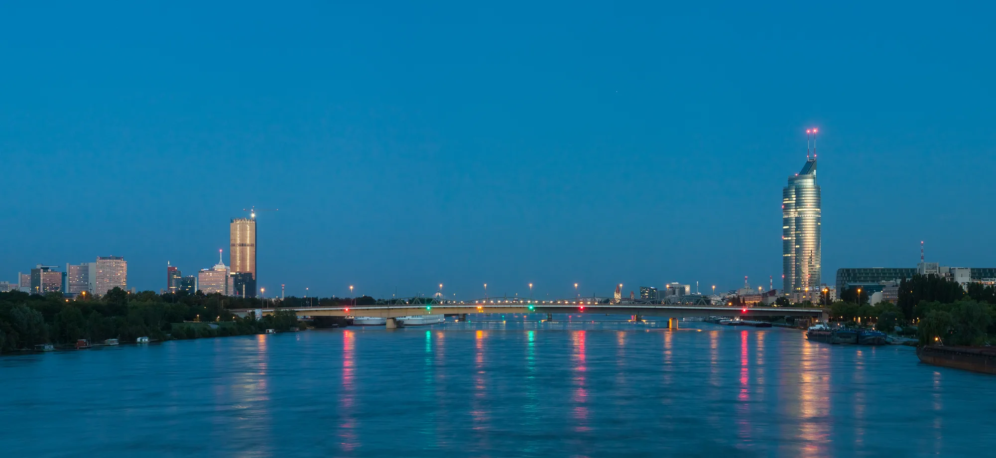 Wiener Skyline und Donau in der blauen Stunde