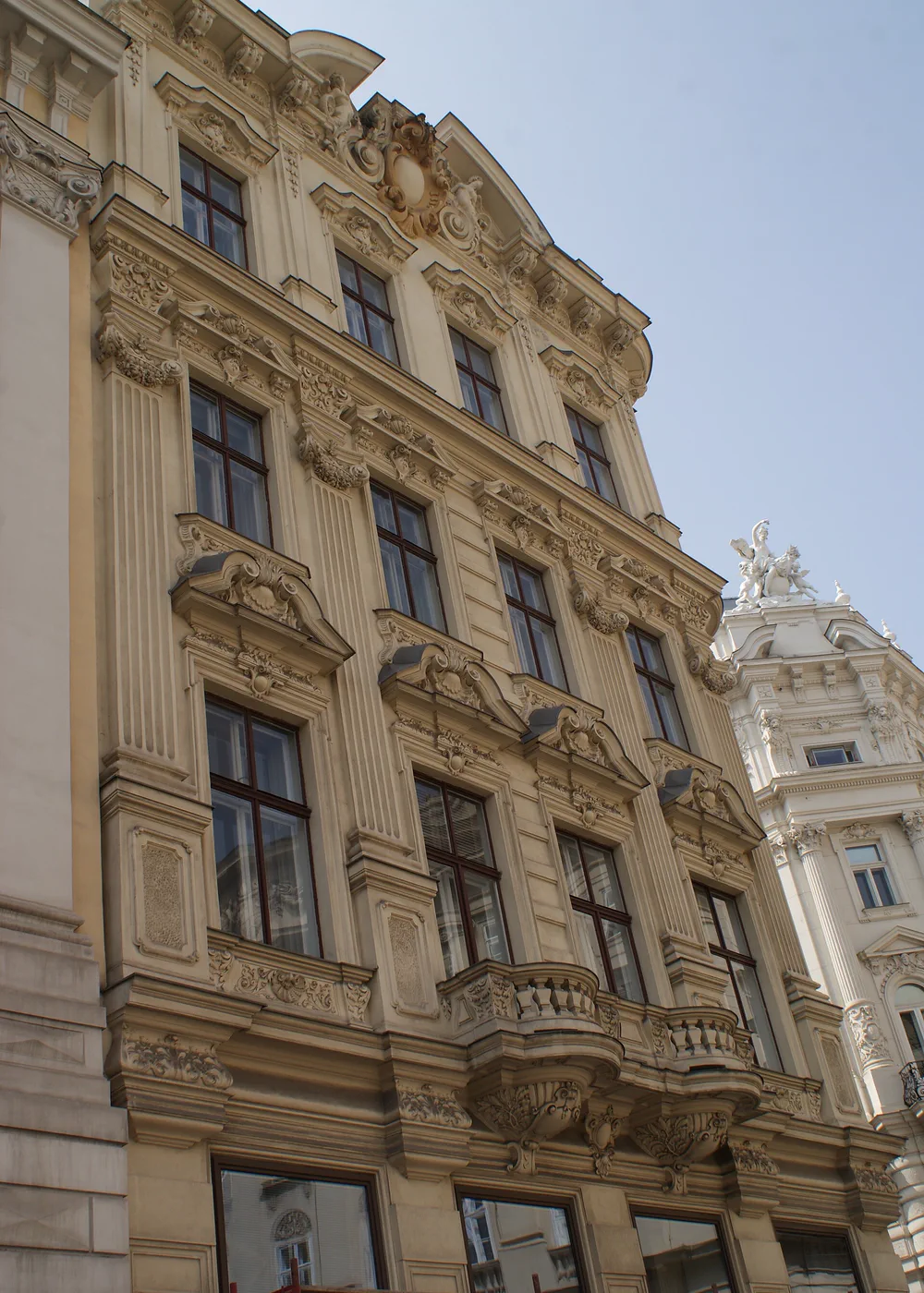 Historische Wohnfassade an einer Wiener Straße